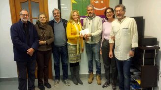 Entrega de donativo de miembros de Guanyem San Antonio de Benagéber